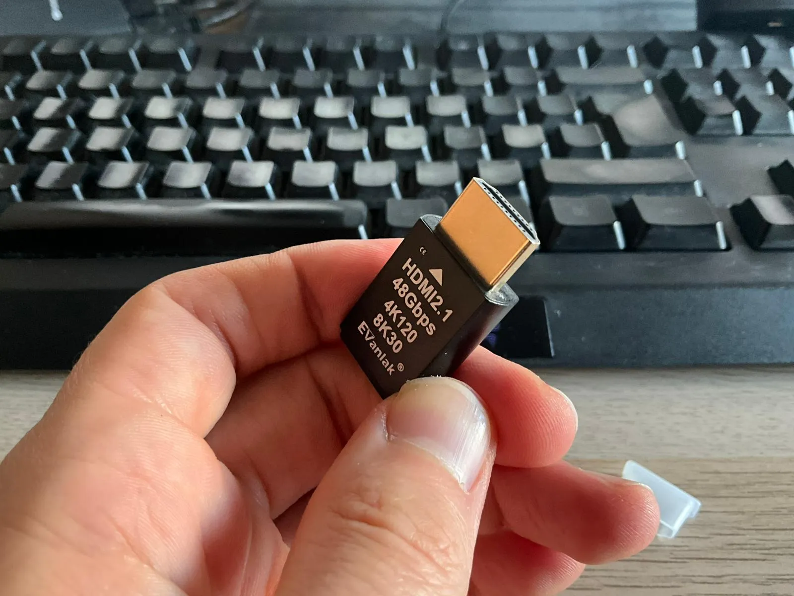 HDMI Dummy Plug conectado al puerto de la tarjeta gráfica